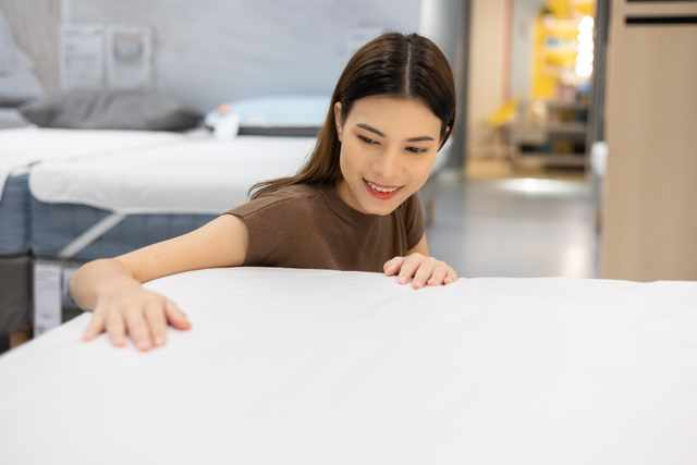 Comparing Hybrid Mattress vs Memory Foam: Which is Better? Comparing Hybrid Mattress vs Memory Foam: Which is Better?