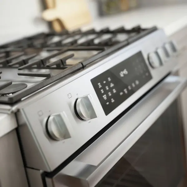 Credit: Bosch A Bosch 800 Series HDI8056U gas range close-up