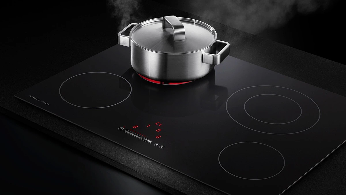 Fisher & Paykel Cooktop A pot cooking on the Fisher & Paykel Series 5 CE304DTB1 cooktop