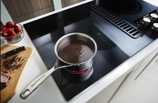 A pot cooking on the KitchenAid KCED606GSS cooktop vignette