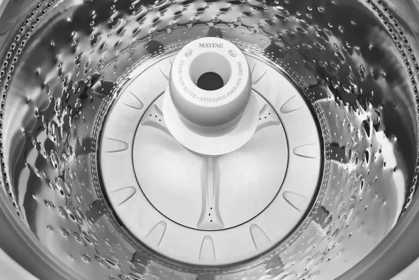 Overhead view of the Maytag MVW5435PW washer agitator