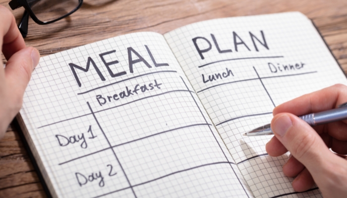 App_Lunch-Packing-Tips_1.jpg Closeup of someone's meal planning for the week