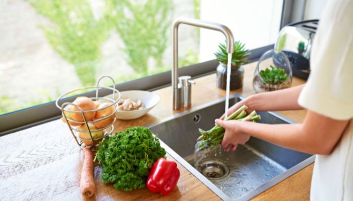 App_Lunch-Packing-Tips_2.jpg A woman washing produce in preparation for the week