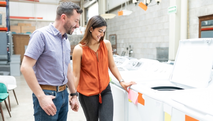 App_Appliance-Shopping-FAQs_5.jpg Couple shopping for a new washing machine