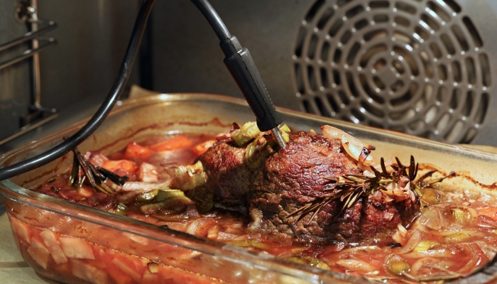 App_Meat-Thermometer_2.jpg Built-in meat thermometer probe in oven inside dish that is cooking