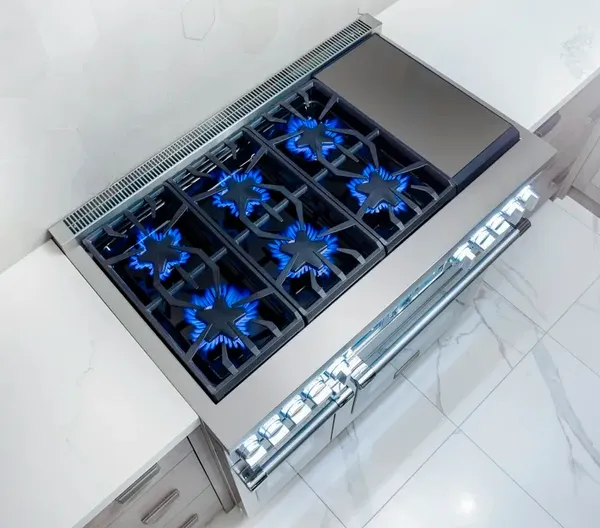 Overhead view of the Thermador PRD48WISGU range with burners on 