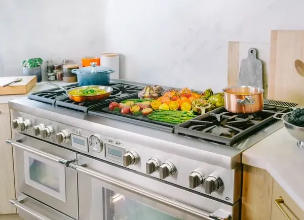 Credit: Thermador The Thermador PRD606WESG range with various foods