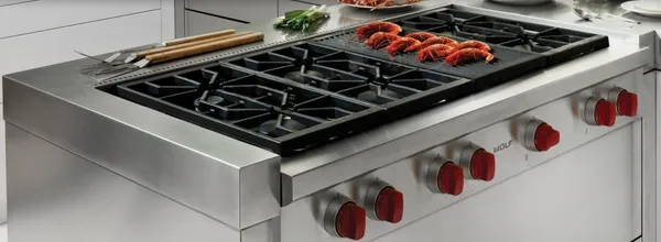 The Wolf SRT486C-LP rangetop cooking prawns 
