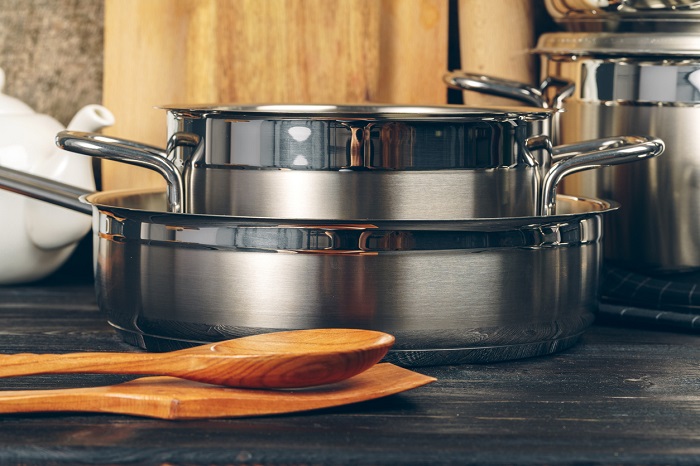 FabrikaCr Set of stainless steel saucepans in a kitchen.