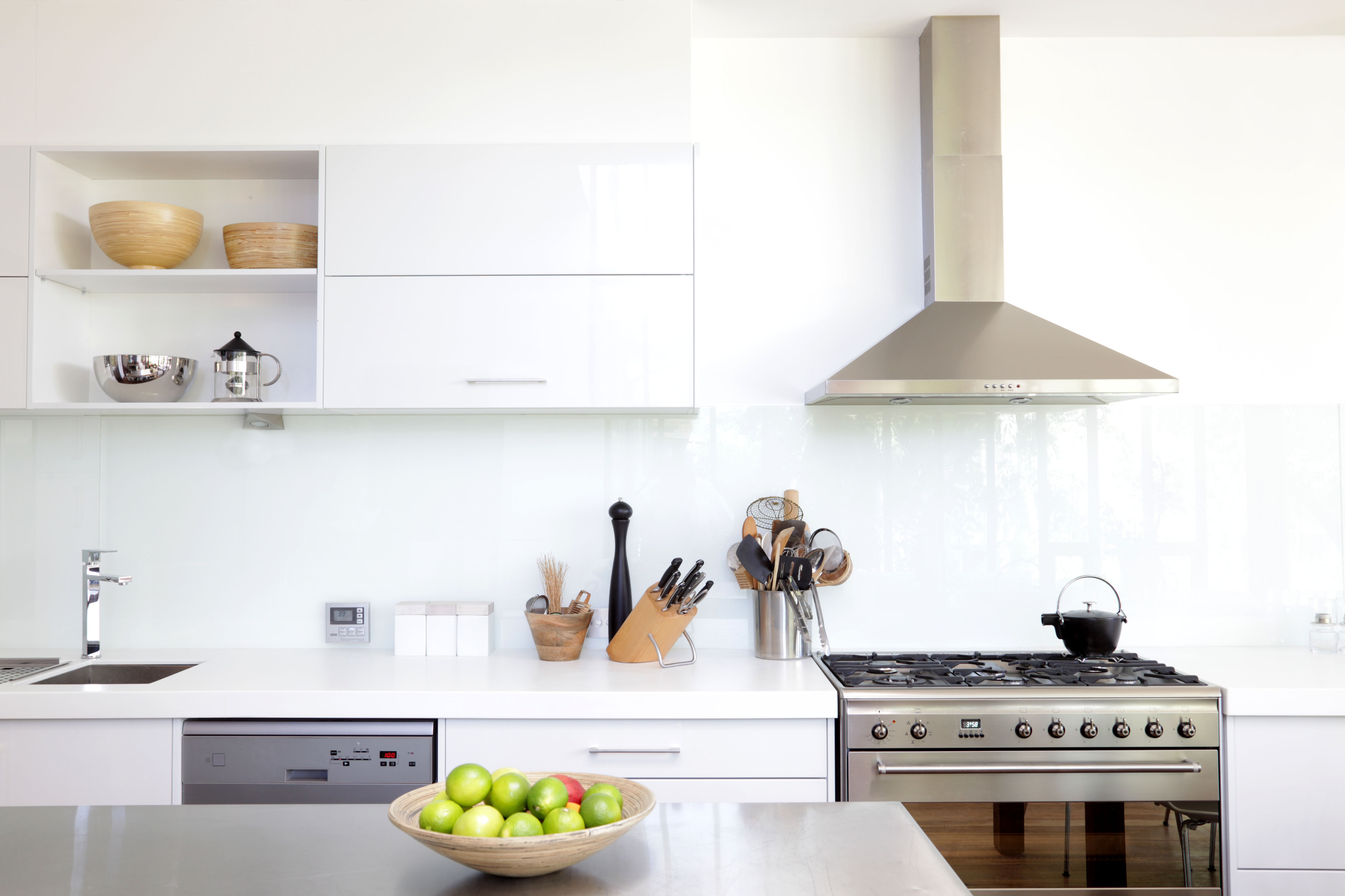 A modern kitchen featuring a wall mounted chimney range hood 