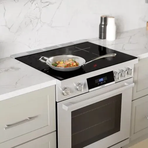 Credit: Bosch A pan cooking food on the Bosch 800 Series HIS8055U 30” induction range
