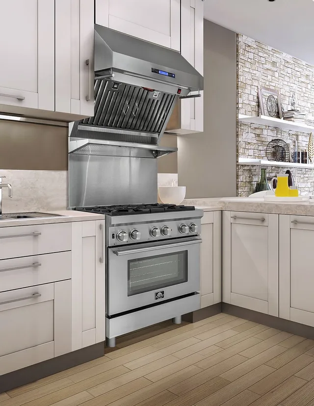Forno Alta Dual Fuel Range The FORNO Alta Qualita FFSGS6125-30 dual fuel range in a kitchen