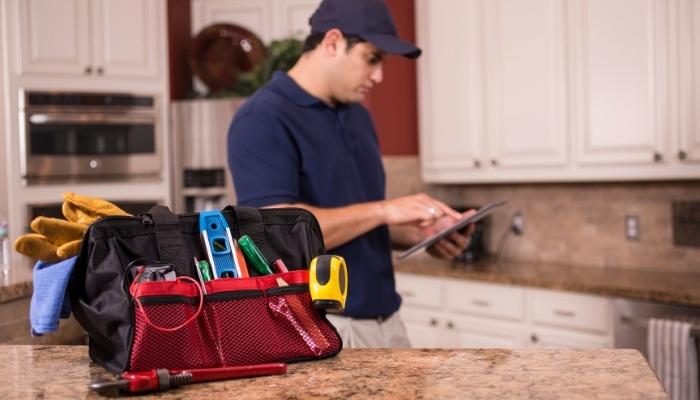 CI_Plan-Your-Smart-Home-Custom-Solution_4.jpg Service tech programming smart solution