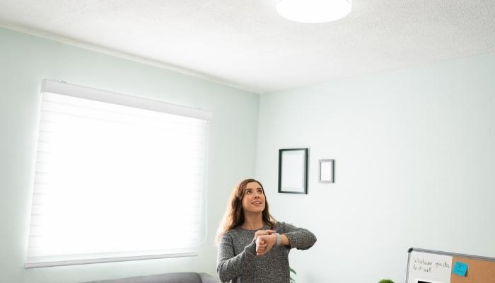 CI_Smartwatch-Control-Smart-Home_2.jpg Woman controlling lights with smartwatch
