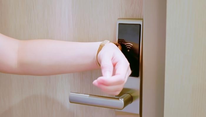 CI_Smartwatch-Control-Smart-Home_3.jpg Person using smart watch to open smart lock