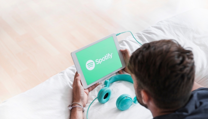 Elec_Music-Streaming-Audio-Quality_2.jpg Man streaming Spotify on his tablet
