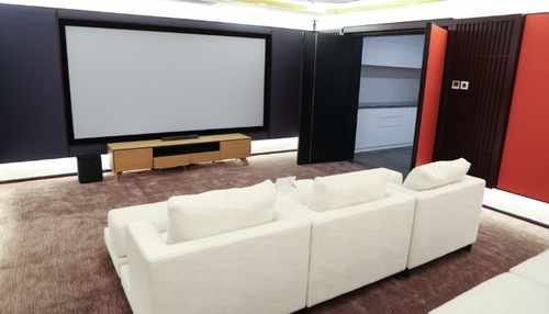 Outdoor vs indoor projector screen setups