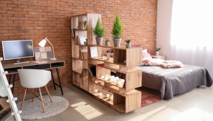 Studio apartment with open shelves as divider