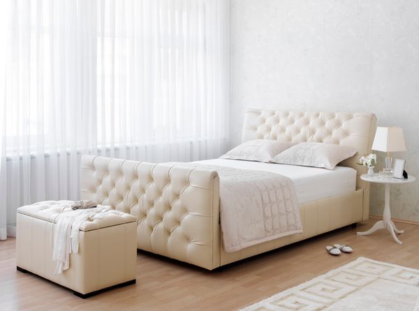A tufted full size mattress with décor 