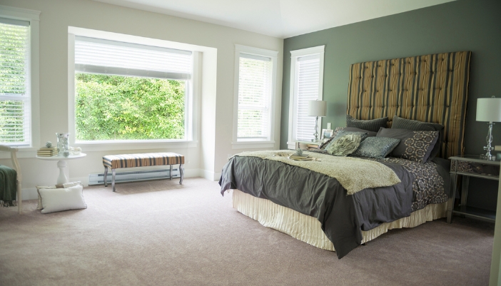 Matt_Bed-Height-Matters_4.jpg A modern bedroom with a bed on a large bedframe with a foundation
