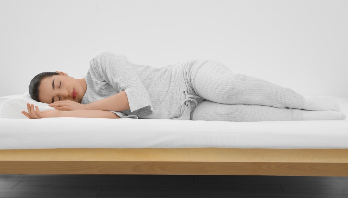 Matt_Sleep-Apnea-Bedding-Solutions_1.jpg Woman sleeping on a mattress and pillow with perfect spinal alignment