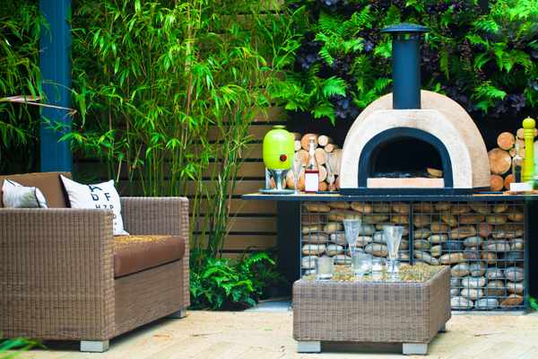 Outdoor kitchen with pizza oven