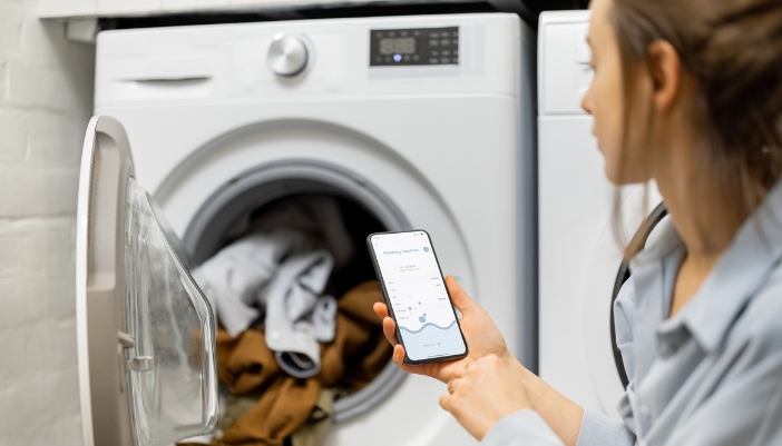 Serv_Smart-Laundry-Troubleshooting_2.jpg Closeup of woman getting a real-time alert about her laundry