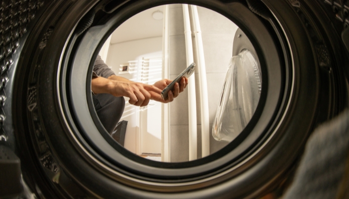 Serv_Washer-Dryer-Combo-Problems_3.jpg Scope view of someone waiting for the washer load to finish