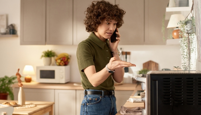 Serv_Repair-vs-Replace-Microwave_5.jpg A concept image of a woman calling a service repair team for her microwave