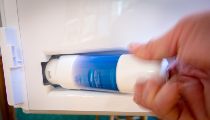 Serv_Fresh-Fridge-Steps_3.jpg Closeup of someone replacing the water and ice filter in the fridge