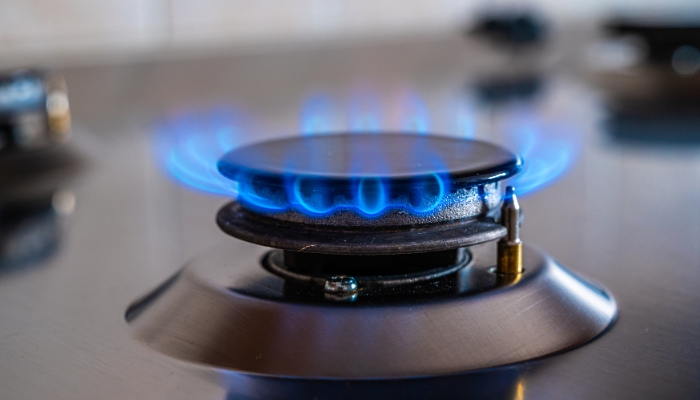 Serv_Top-Range-Issues_1.jpg Closeup of a range burner with a blue fame