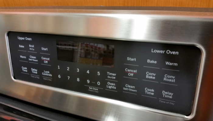 Serv_Top-Range-Issues_3.jpg A range with a control board off and not working