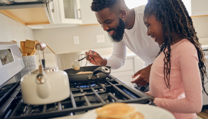 Serv_Top-Range-Issues_4.jpg Father and daughter cooking something on their range