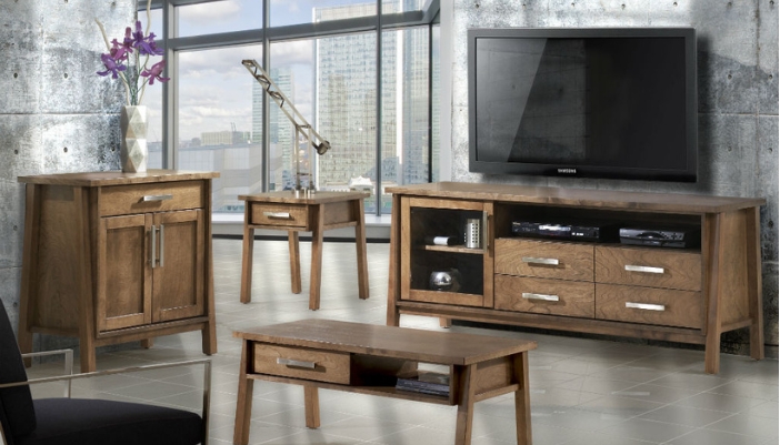 Un salon avec des meubles en bois foncé et une télévision à écran plat.