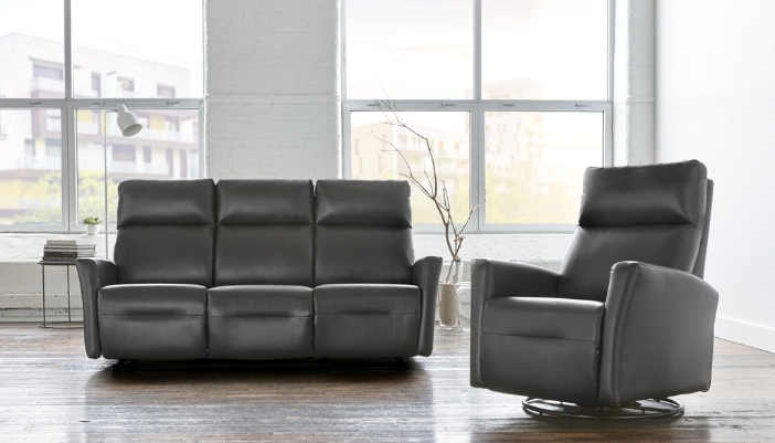 Salon lumineux aménagé autour d'un grand divan sectionnel, avec table de salon et coussins décoratifs