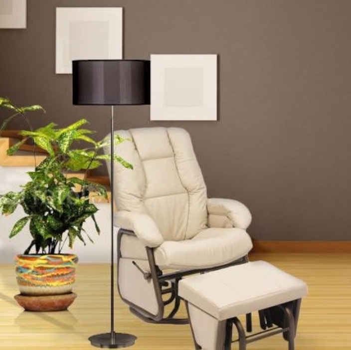 Sofa inclinable motorisé avec appuis-tête ajustables et console de rangement dans un salon confortable
