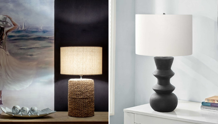 Salon chaleureux éclairé par une lampe sur pied près d'un fauteuil et une lampe d'appoint sur une table