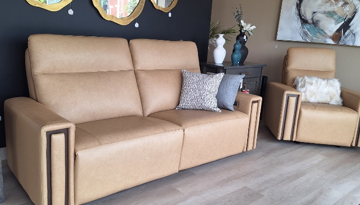 un fauteuil et un canapé en cuir marron dans un salon