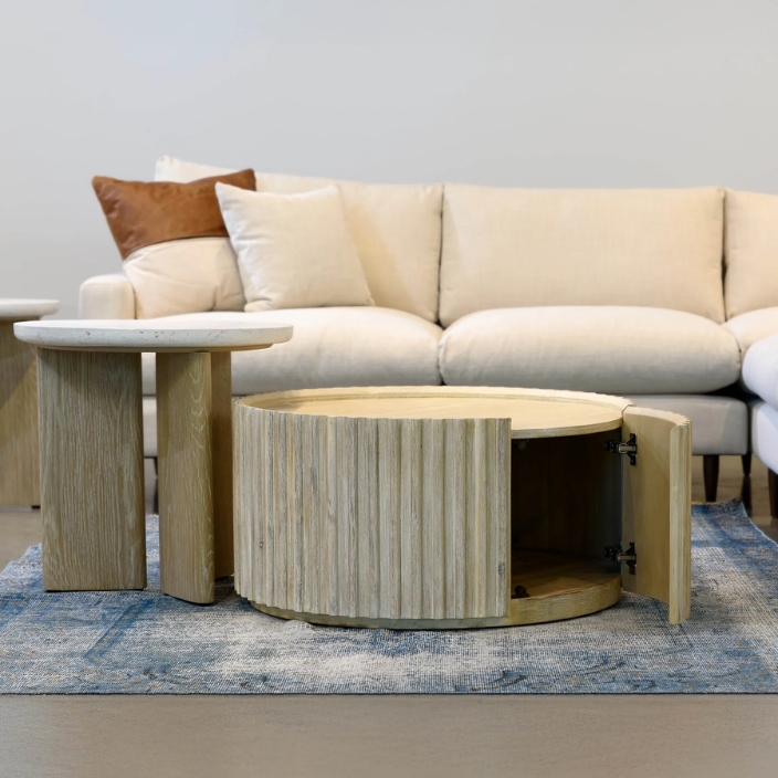 un salon avec une table basse qui s'ouvre sur le côté