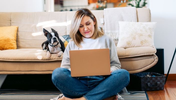A woman uses her laptop to take an online quiz at home.
