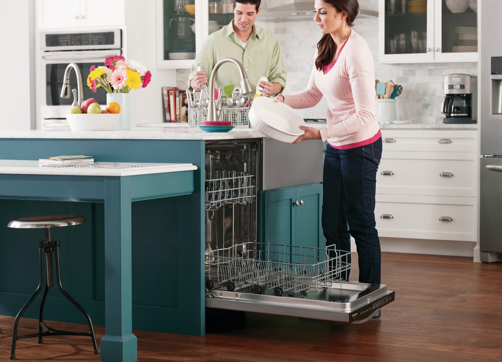 couple loading dishes into frigidaire gallery dishwasher 