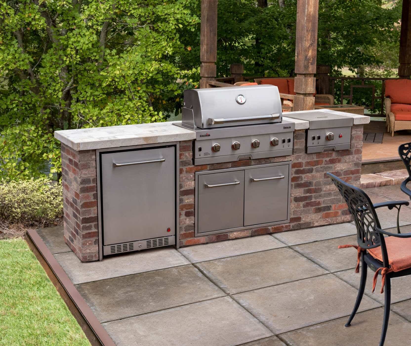 A built-in outdoor kitchen with a premium grill head A built-in outdoor kitchen with a premium grill head
