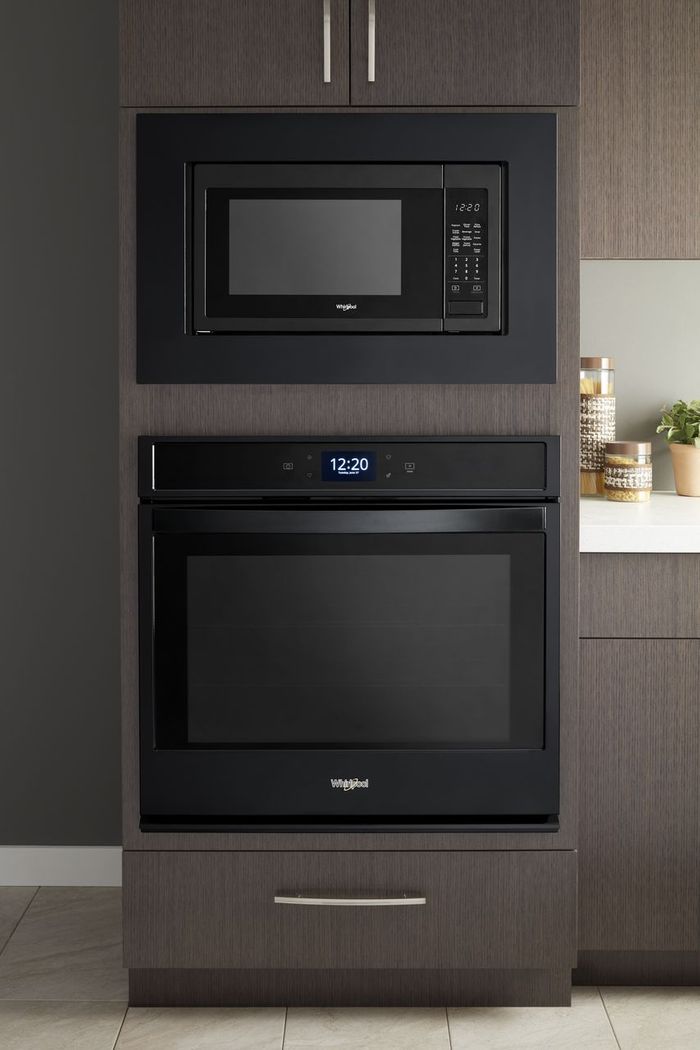 Make a Homemade Pizza with a Whirlpool Oven for Pizza Party Day