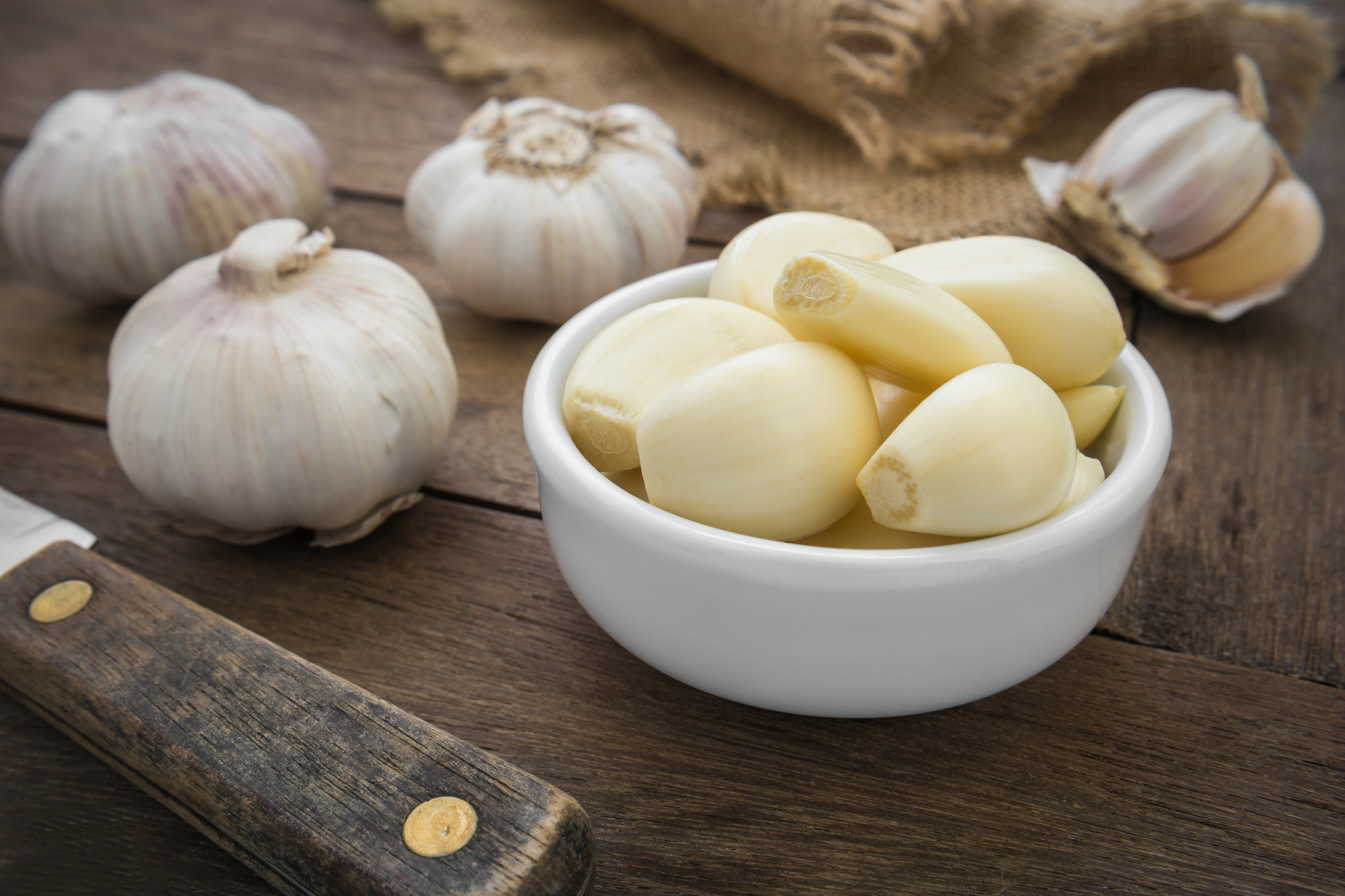 slicing fresh garlic