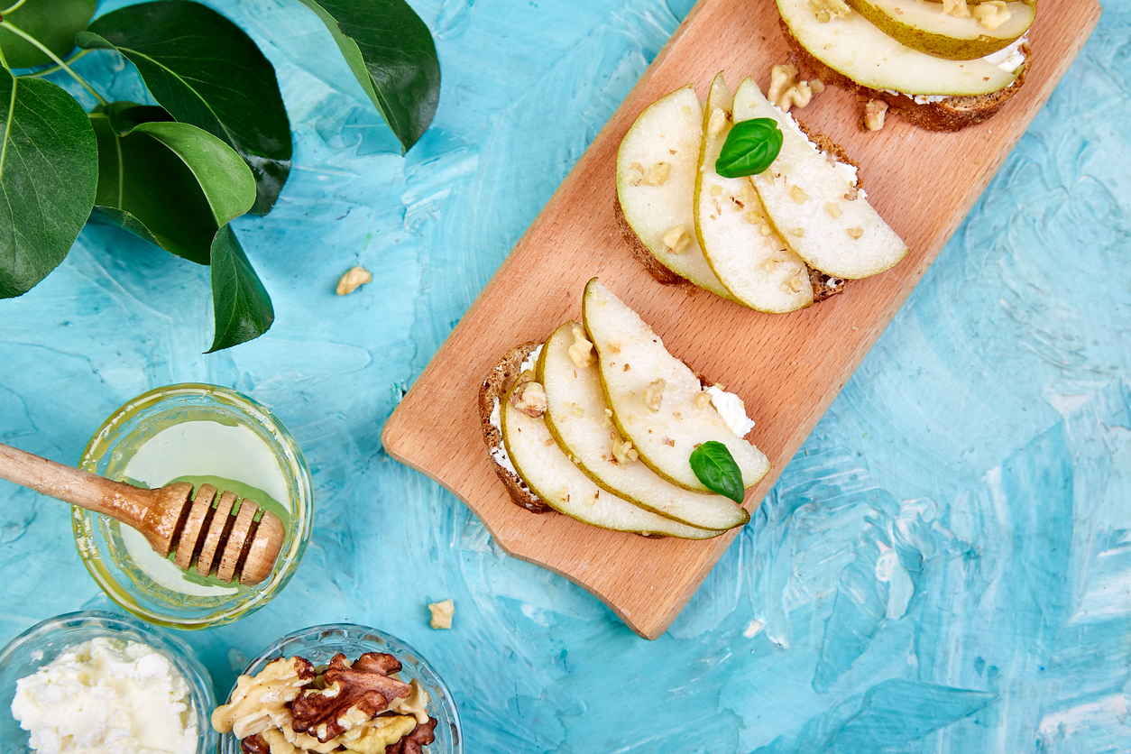 Sliced pears with honey