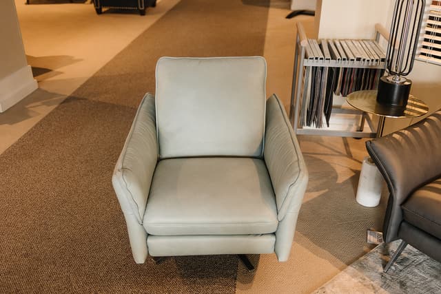PELICAN LEATHER RECLINER-0