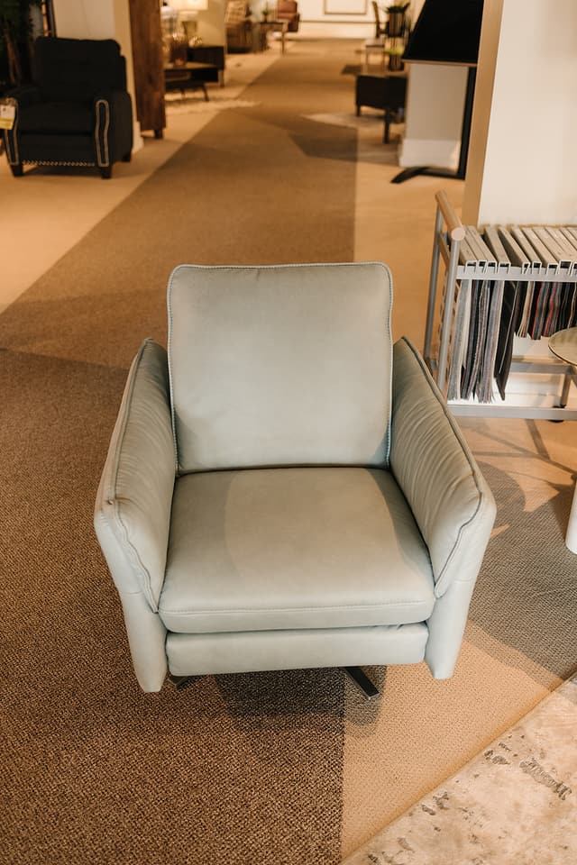 PELICAN LEATHER RECLINER-1