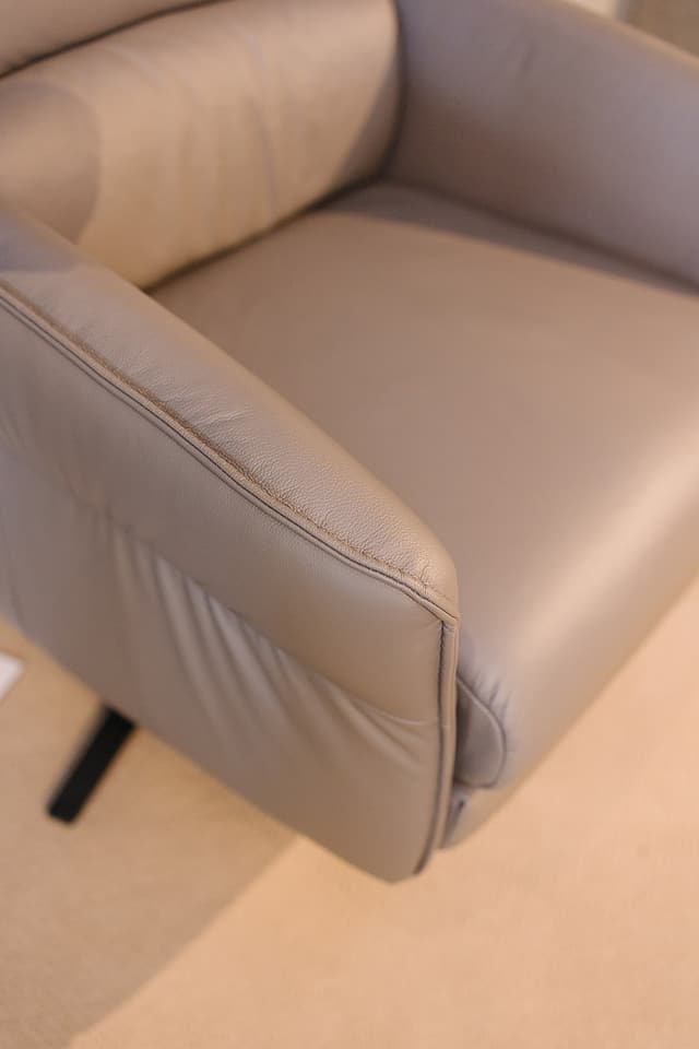 AURA LEATHER RECLINER-1