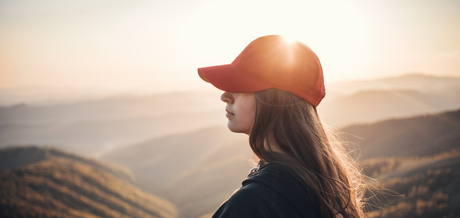  girl wearing hat