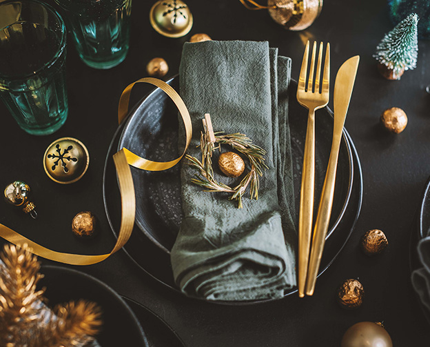 Holiday Party Table Decorations for Plate Settings